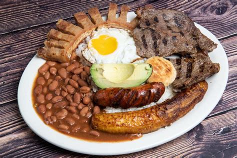   Bandeja Paisa： 令人垂涎的肉類盛宴，融合了哥倫比亞西部的熱情與豐饒！